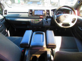 広々とした室内は座面も高くて運転もしやすいですよっ♪ダークプライムⅡ専用のマホガニー調ステアリングも高級感があります♪