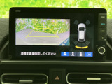 後方の映像に加えて車両周囲の状況も画面で確認でき、駐車時の周辺確認をサポートします。ガイド表示も備わり、車庫入れや狭い場所での取り回しに役立つ装備です。
