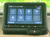 ナビや電話、ラジオなどの項目を画面から選べ、目的に合わせて使い分けられます。音量やホームへの切替ボタンも並び、日常の操作を確認しやすい構成です。