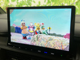大きく見やすい画面でテレビ映像を楽しめる装備です。停車中の休憩時間などに映像を視聴でき、画面表示も確認しやすいため、車内で過ごすひとときに便利にお使いいただけます。