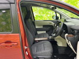 ゆとりを感じる前席まわりは、窓からの視界が広く、運転席と助手席の様子も見渡しやすい配置です。落ち着いた色合いのシートが、日々の乗車を心地よく支えます。
