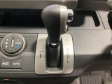 CVT車のセレクトレバーです。低速から高速まで、変速ショックのないスムーズな走りを実現するとともに、エンジン効率のよい領域を維持することで燃費にも貢献します。