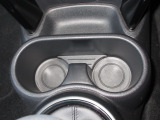 運転席と助手席の間にはドリンクホルダーがあります。取りやすい位置にありますからドライブも楽しくなりますね!