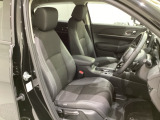 広い足元にゆったり座れるシートには肘掛けも装備しており長距離の運転でも疲れにくくなってます。女性でも運転がしやすいように、シートの高さ調整機能(シートリフター)がついています。