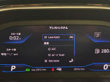 【トラベルアシスト】車間距離と車速を設定するだけで前車に追従。アクセルやブレーキ、ハンドル操作もサポートしてくれるので長距離運転もラクラクです。