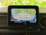 画面には車両後方の映像とガイド線が表示され、駐車時に後ろの様子を確認する際に役立ちます。画面上の案内も見やすく、車庫入れをサポートする装備です。
