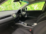 運転席と助手席の間はすっきりまとまり、前席から前方を確認しやすい室内です。シートに座ったときの視界にも配慮された印象で、毎日の移動を快適に支えます。