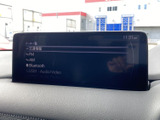 FMやAMのほか、Bluetooth、USBなど複数の音源を選べる画面です。ソースが一覧で表示されるため、聴きたい音楽やラジオを確認しやすく、日常の移動時間に活用できます。