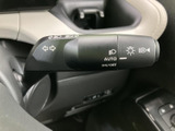 レバーには操作を示す表示がまとまり、運転席から位置を確認しやすい配置です。走行中に手元で扱う装備がステアリング付近にあり、日々の運転を支えてくれます。