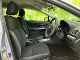 運転席と助手席が並ぶ前席は、シートに落ち着いた色合いを採用し、すっきりした車内空間です。前方や左右の視界も確かめやすく、乗り降りの際もゆとりを感じられます。