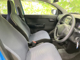 運転席まわりは視界を遮りにくいすっきりしたレイアウトで、前方や左右を確認しやすい印象です。シートには柄が入り、日常使いにもなじむ落ち着いた空間です。