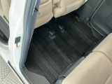 しっかりと汚れ、砂ぼこりを落とし足元まで清潔な車内空間を作り上げております♪