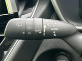 レバーには前後のワイパーに関する表示やAUTOの表記があり、機能を目で確認しやすい仕様です。各種表示がまとまっているため、必要な操作を把握しやすいのもポイントです。