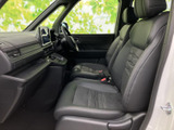 前席はゆとりを感じさせるシート形状で、運転席からの視界も広く確保されています。手の届く位置に操作部がまとまり、乗り降り後も落ち着いて過ごせる空間です。