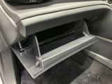 車検証や取扱説明書などをすっきり収納できる、助手席前の便利なグローブボックスです。
