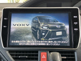 中央の画面からナビやオーディオ関連の操作へアクセスできる構成です。画面表示を確認しながら目的のメニューを選べるため、日々の移動で使う機能をまとめて扱いやすい装備です。