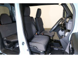 すわり心地の良い運転席・助手席です。長時間のドライブの疲れ軽減に貢献します。どうぞ快適なドライブを♪