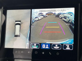 後方映像に加えて車両周辺を俯瞰する表示もあり、駐車時の周囲確認を助けます。画面の目安線を参考に、車庫入れや狭い場所での位置合わせをしやすい装備です。