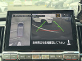 周囲の映像と車両位置を画面で確認でき、駐車時の安全確認をサポートします。ガイド線も表示されるため、車両周辺の状況を把握しながら操作しやすい装備です。