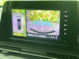 後方映像に加えて車両周辺を上から見た表示も確認でき、駐車時の周囲確認に便利です。画面上のガイドを目安にしながら、後退時の位置や障害物との距離を確認しやすい装備です。