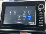音源選択の画面から、ラジオやBluetooth、テレビなど複数の項目を確認できます。目的に合わせて使い分けられ、日々の移動時間を快適に過ごすために役立つ装備です。
