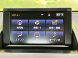 画面には目的地や情報、設定、エアコン、テレビ、オーディオの項目が並び、必要な機能を一覧から選べる構成です。文字とアイコンが見分けやすく、移動中にも目的のメニューを把握しやすい表示です。