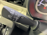 レバーにはワイパーやウォッシャーのマークが記され、操作内容を確認しやすい仕様です。運転席から手を伸ばしやすい位置にあり、雨天時などの操作をサポートします。