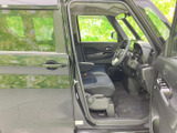 運転席まわりまで見通しやすく、乗り降りの際も空間の広さを感じられます。シートや足元がすっきりまとまり、日常の移動を落ち着いて過ごせる室内です。