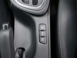 エンジンとモーター2つのパワー源を持つハイブリッドならではの装備。EVスイッチを押すとモーターのみの走行が出来ますよ。 モーターのみの駆動なので静かです。
