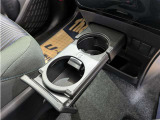 便利なカップホルダーを装備しています。 缶ジュースを開けて運転していると振動で倒れないかヒヤヒヤ、意外と置き場に困るもの。 意外に重要な装備ですね。