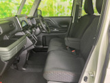 前席はゆったりとした座面で、背もたれやヘッドレストも備えています。運転席と助手席の間に空間があり、足元にもゆとりが感じられるレイアウトです。落ち着いた色合いで、毎日の移動にもなじみます。