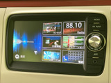 ナビゲーションやラジオ、テレビなどの項目が画面にまとまり、使いたい機能を選びやすい構成です。音量調整のつまみや周辺ボタンも見分けやすく、日常の操作に便利です。