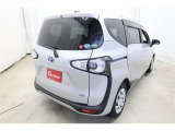 【まるまるクリーニング】外装工程では、ボディの汚れや鉄粉を洗浄し、磨き上げコーティング。タイヤ・ホイール・エンジンルームまで、しっかり洗浄・艶出しいたします。