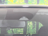 【エマージェンシーブレーキ】走行中に前方の車両等を認識し、衝突しそうな時は警報とブレーキで衝突回避と被害軽減をアシスト。より安全にドライブをお楽しみいただけます。