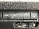 【ステアリングヒーター】冬場に冷たくなりやすい革巻きステアリングを、スイッチ一つで素早く適温に!エアコンよりも早く温まってくれるので、寒い日の運転も快適になりますね♪