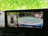 後方の映像に加えて車両周辺の様子も画面で確認でき、駐車時の状況把握をサポートします。ガイドラインも表示されるため、車庫入れや切り返しの際に役立ちます。