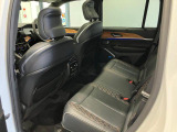【リアシート】屋根までの高さがある車のため、大人の方でも圧迫感が少なく乗車出来ます。足元は広く取られているため、ゆったりとお乗り頂けます。