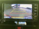 後方の様子を画面で確認でき、駐車時の車両周辺の把握をサポートします。進路目安のガイドも表示され、車庫入れや狭い場所での切り返しなど、日常の駐車に便利です。