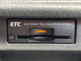 【ETC】有料道路を利用する際に料金所で停止することなく通過できる、ETC車載器(ノンストップ自動料金収受システム機器)が装備されています。セットアップを行うことで利用可能になります。