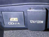 充電用USB端子、パワーアウトレットを装備しております。を装備しております。