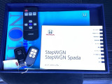 メンテナンスノート【点検整備記録簿・保証書】、取説も揃ってます。スマートキーはバッグなどにしまったままボタン操作でエンジン始動・停止やハイブリッドシステムの起動や停止ができて大変便利です