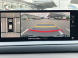 360&deg;ビューモニターでは、両サイドとフロント、バックカメラの合成で、あたかも上空から見下ろした様に周囲を確認して頂けます。駐車場だけでなく、T字路等でも活躍のアイテムです!