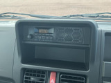中央の表示部とその上の操作ボタンが見やすくまとまり、運転席から確認しやすい配置です。空調まわりも近くに集約されており、日常の車内操作をスムーズに行えます。