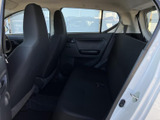 後席は落ち着いた色合いで、前席との間にもゆとりを感じる配置です。窓から外の様子を見やすく、乗り込む方が過ごす空間を確認しやすいので、日々の送迎にも取り入れやすいです。