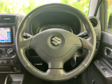 握りやすい形状で、運転席からメーターの表示を確認しやすい配置です。手元に収まりやすく、前方に目を向けながら落ち着いて運転姿勢を保てます。