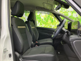 前席はゆったりとした座面と背もたれで、運転席から助手席まで落ち着いて過ごせる空間です。前方や左右の窓から周囲を確認しやすく、すっきりした室内で毎日の移動も快適にお使いいただけます。