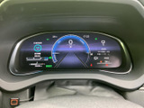 速度や各種情報が画面内にまとまり、運転に必要な表示を確認しやすい設計です。表示内容をひと目で把握しやすく、日々の運転をサポートしてくれます。