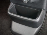 ◆センターロアボックス◆インパネ中央の下部には、ごみ箱としても使用する事ができるセンターロアボックスを装備しております。