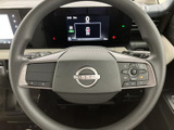 手元には複数のスイッチが配置され、運転姿勢を保ちながら各種機能にアクセスしやすい設計です。メーターや画面とあわせて、日常の運転をスムーズにサポートします。