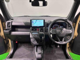 カモフラージュ柄のシートが気分を高める運転席に加えてUV&IRカット機能付きフロントガラスの面積や位置取りが良く、高いアイポイントで前方・右前・左前方向の見通しがいいですよ!